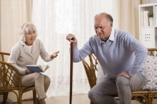 Пожилые люди подвержены риску заболеваний суставов. 
